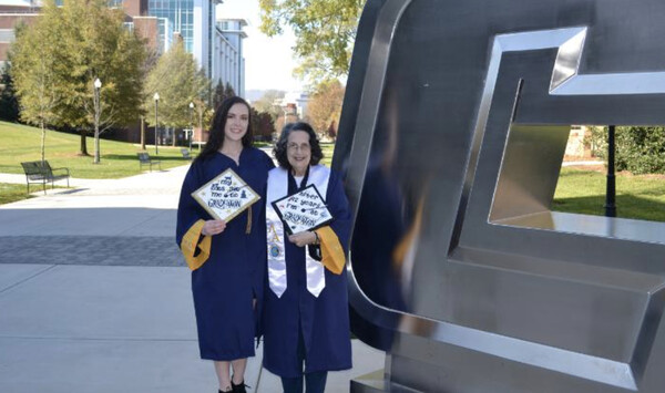 ΗΠΑ: Γιαγιά και εγγονή αποφοίτησαν την ίδια ημέρα από το ίδιο πανεπιστήμιο