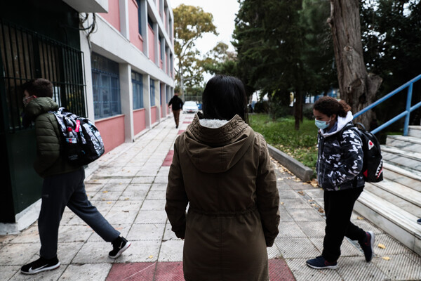 Άνοιξαν Γυμνάσια και Λύκεια: Εικόνες από την επιστροφή με μάσκες, θερμομέτρηση και αντισηπτικά