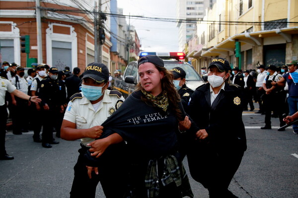 Διαδηλωτές πυρπόλησαν και βανδάλισαν την Βουλή στη Γουατεμάλα