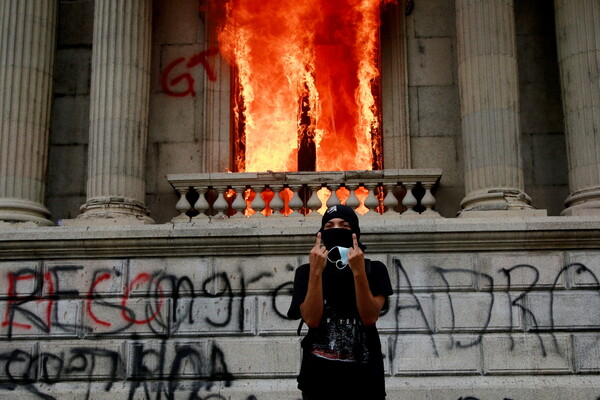 Διαδηλωτές πυρπόλησαν και βανδάλισαν την Βουλή στη Γουατεμάλα