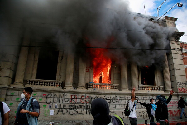 Διαδηλωτές πυρπόλησαν και βανδάλισαν την Βουλή στη Γουατεμάλα