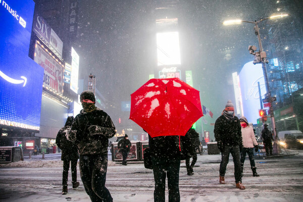 Στα λευκά η Νέα Υόρκη - Ισχυρή χιονοθύελλα πλήττει τις ΗΠΑ