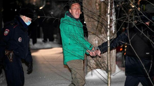 Μια εικόνα ντροπής: Ο Ναβάλνι με χειροπέδες οδηγείται στη φυλακή
