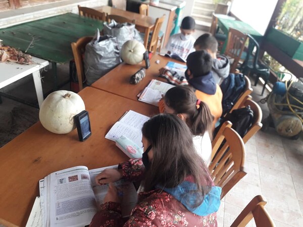 Κόντρα Τσίπρα- ΝΔ για μαθητές στην Ηλεία που έκαναν τηλεκπαίδευση έξω από καφενείο