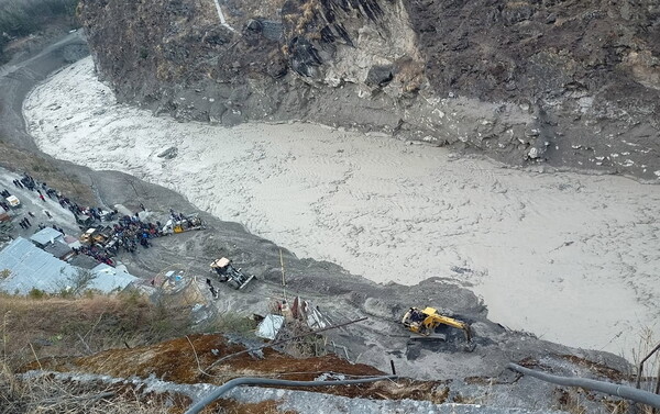 Ινδία: Νεκροί και δεκάδες αγνοούμενοι μετά την κατάρρευση τμήματος παγετώνα των Ιμαλαΐων