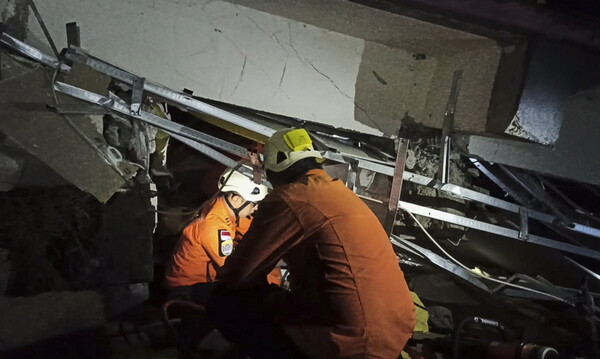 Σεισμός 6,2 Ρίχτερ στην Ινδονησία: Τουλάχιστον 26 οι νεκροί - Εικόνες χάους και καταστροφής