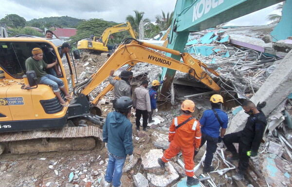 Σεισμός 6,2 Ρίχτερ στην Ινδονησία: Τουλάχιστον 26 οι νεκροί - Εικόνες χάους και καταστροφής