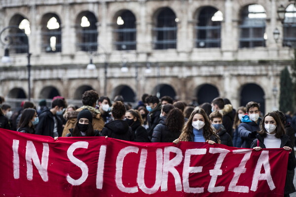 Ιταλία: Μαθητικές κινητοποιήσεις για να ανοίξουν τα σχολεία - «Φτάνει με τις αναβολές»