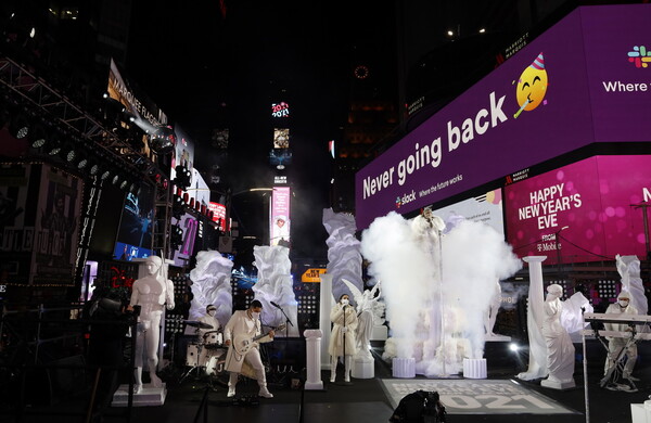 Το φαντασμαγορικό σόου της Τζένιφερ Λόπεζ στην Times Square: «Τα καταφέραμε!»