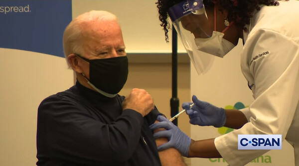 Ο Τζο Μπάιντεν έκανε μπροστά στον φακό το εμβόλιο για τον κορωνοϊό- «Κανένας λόγος ανησυχίας»