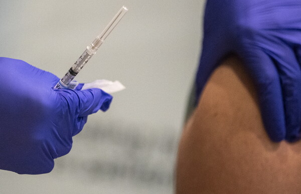 Johnson & Johnson: Στο 66% η αποτελεσματικότητα του εμβολίου μίας δόσης