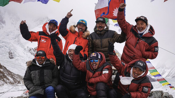 Ορειβάτες κατάφεραν το ακατόρθωτο: Κατέκτησαν την κορυφή του «άγριου βουνού» Κ2 μέσα στον χειμώνα