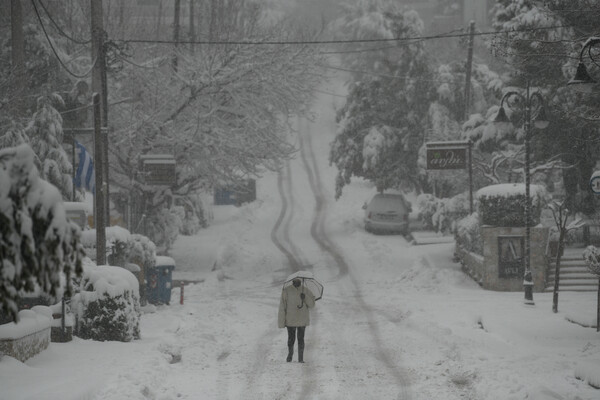 Κακοκαιρία: Η «Μήδεια» σκέπασε με χιόνια την Αττική - Ποιοι δρόμοι είναι κλειστοί