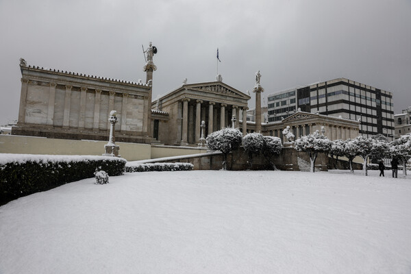 Live εικόνα από την χιονισμένη Αθήνα και τον Πειραιά