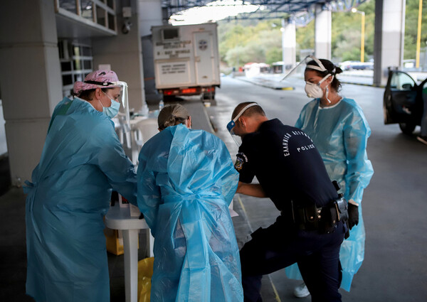 Έμπαιναν στην Ελλάδα από την Αλβανία με πλαστά τεστ για κορωνοϊό