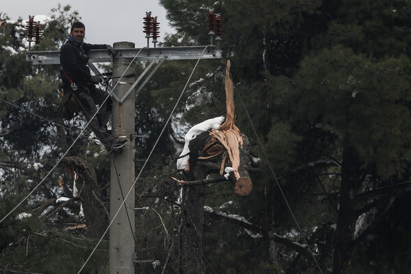 Εκατοντάδες σπίτια xωρίς ρεύμα για έκτη μέρα στην Αττική