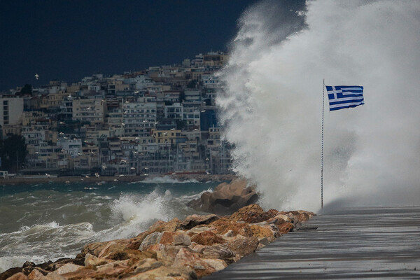 Σε εξέλιξη το ψυχρό μέτωπο που θα «σαρώσει» τη χώρα - Θυελλώδεις άνεμοι, καταιγίδες και χιόνια