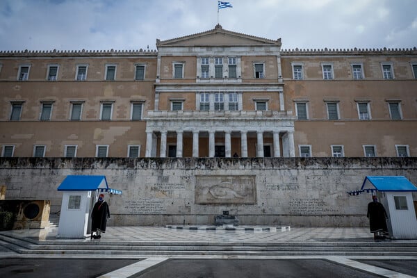 Με κάπες προστατεύτηκαν οι Εύζωνες της Προεδρικής Φρουράς από το κρύο (ΕΙΚΟΝΕΣ)