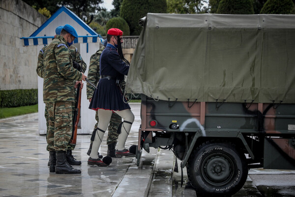 Με κάπες προστατεύτηκαν οι Εύζωνες της Προεδρικής Φρουράς από το κρύο (ΕΙΚΟΝΕΣ)