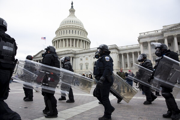 Πρωτοφανείς εικόνες στις ΗΠΑ: Πολλοί αστυνομικοί έχουν τραυματιστεί στο Καπιτώλιο
