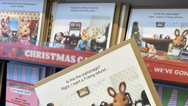 Οργή για χριστουγεννιάτικη κάρτα που «αστειευόταν» με τα υιοθετημένα παιδιά από ορφανοτροφεία