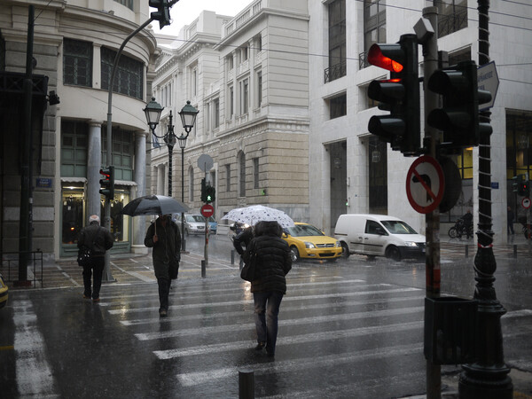 Καιρός: Βροχές και καταιγίδες σήμερα - Ανεβαίνει η θερμοκρασία