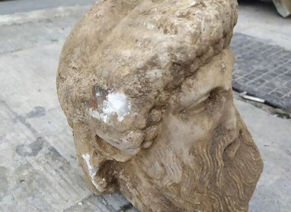Οδός Αιόλου: Κεφαλή αγάλματος βρέθηκε τυχαία 1,5 μ. κάτω από τη γη - Η ανάρτηση Μπακογιάννη