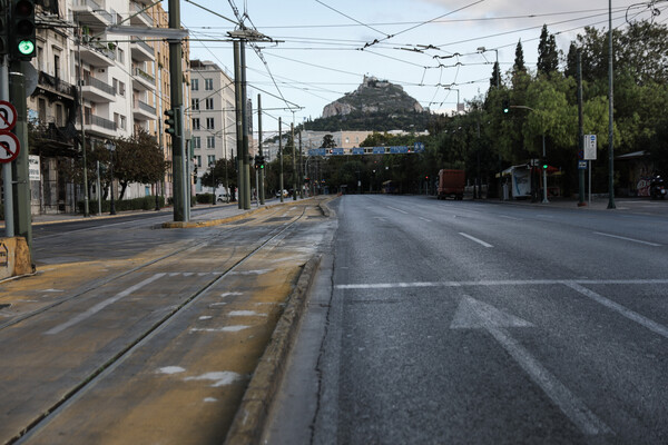 Lockdown: Φωτογραφίες από την άδεια Αθήνα- Σαρωτικοί έλεγχοι, τι ισχύει για τις μετακινήσεις