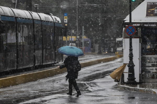 Κακοκαιρία «Μήδεια»: Εικόνες από τη χιονόπτωση στο Σύνταγμα - Τι θα συμβεί τις επόμενες ώρες στην Αθήνα