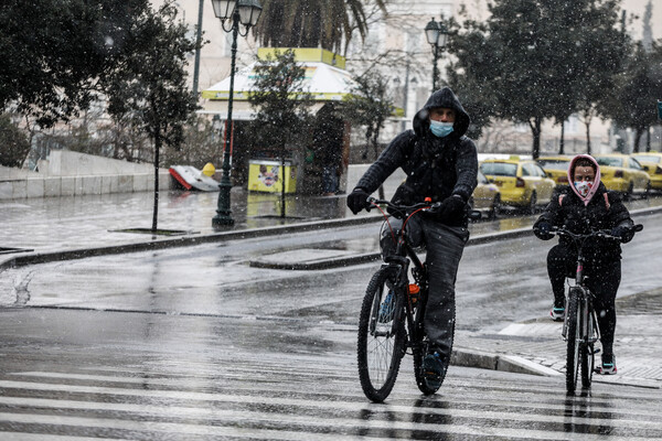Κακοκαιρία «Μήδεια»: Εικόνες από τη χιονόπτωση στο Σύνταγμα - Τι θα συμβεί τις επόμενες ώρες στην Αθήνα