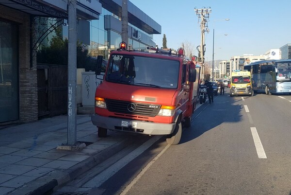 Γυναίκα γέννησε στην Κηφισίας - Με τη βοήθεια πυροσβεστών και αστυνομικών