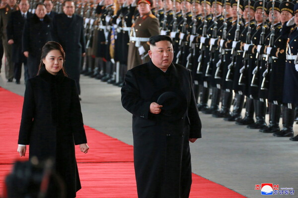 Η σύζυγος του Κιμ Γιονγκ Ουν εμφανίστηκε δημοσίως για πρώτη φορά εδώ κι ένα χρόνο