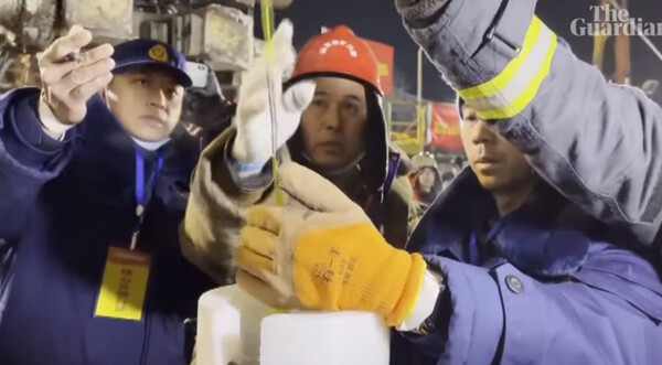 Κίνα: Εργάτες χρυσωρυχείου, παγιδευμένοι εδώ και μία εβδομάδα λόγω έκρηξης, έστειλαν σημείωμα στους διασώστες