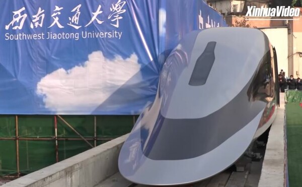 H Κίνα παρουσίασε μαγνητικό τρένο που κινείται με 620 χλμ/ώρα