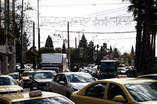 Αυξημένη κίνηση στους δρόμους της Αθήνας: Πού παρατηρούνται προβλήματα