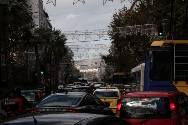 Αυξημένη κίνηση στους δρόμους της Αθήνας: Πού παρατηρούνται προβλήματα