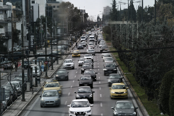Αυξημένη κίνηση στους δρόμους της Αθήνας: Πού παρατηρούνται προβλήματα