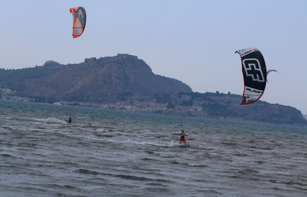 Τραγωδία στη Ρόδο: Νεκροί kitesurfers - Παρασύρθηκαν στα βράχια λόγω ανέμων