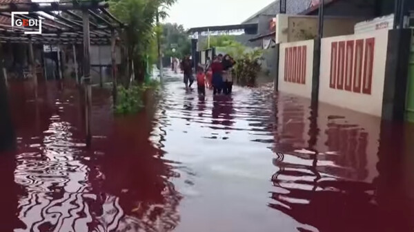 Ινδονησία: Χωριό κατακλύστηκε από κόκκινα «ποτάμια»- Πλημμύρισε εργοστάσιο υφασμάτων