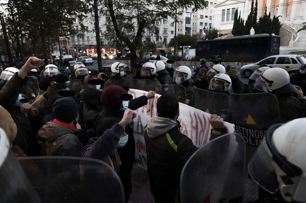 Προπύλαια: Συγκέντρωση αλληλεγγύης για τον Κουφοντίνα - Κλειστός ο σταθμός του Μετρό «Πανεπιστήμιο»