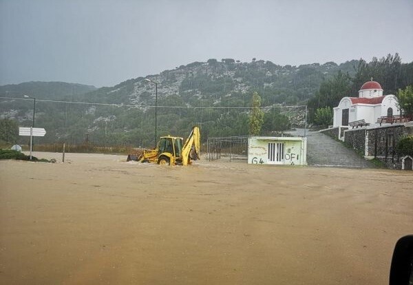 Κρήτη: «Ποτάμια» οι δρόμοι - Πλημμύρησαν σπίτια, ακινητοποιήθηκαν αυτοκίνητα