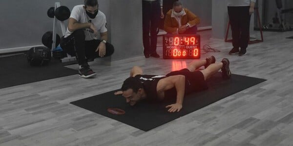 Έλληνας κατέρριψε το παγκόσμιο ρεκόρ στα push ups εν μέσω lockdown - Μπήκε στο βιβλίο Γκίνες