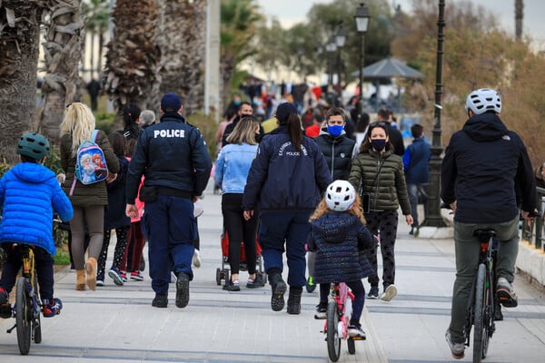 Καπραβέλος: «Να είστε σίγουροι ότι έχουμε ένα τρίτο κύμα μπροστά και θα θρηνήσουμε θύματα»