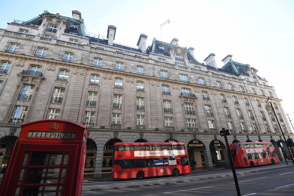 1.750 λίρες για 10 ημέρες: Η Βρετανία βάζει σε εφαρμογή τα «ξενοδοχεία καραντίνας»