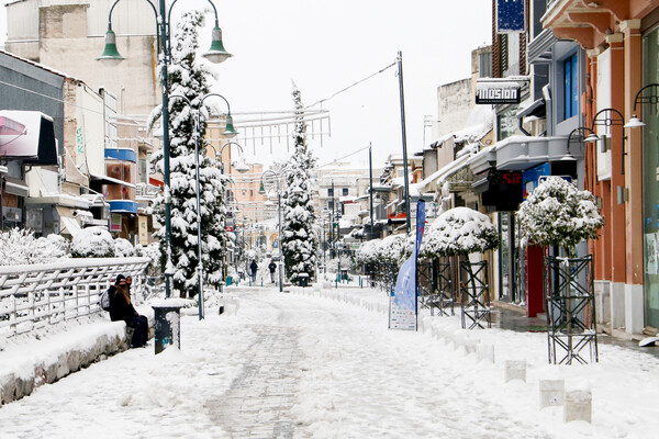 Κακοκαιρία: Η «Μήδεια» έφτασε στην Αττική - Σφοδρή χιονόπτωση στη Μαλακάσα - Δείτε live πού χιονίζει