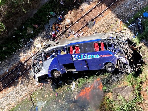 Βραζιλία: Τουλάχιστον 16 νεκροί από πτώση λεωφορείου από οδογέφυρα