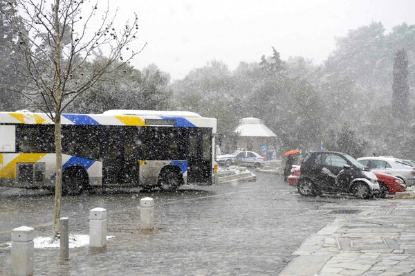 Κακοκαιρία «Μήδεια»: Ακινητοποιημένα λεωφορεία και τρένα του ΗΣΑΠ - Προβλήματα στον προαστιακό