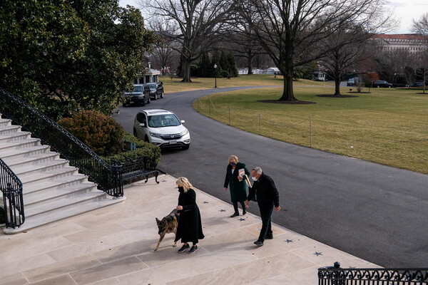 Είναι επίσημο: Oι σκύλοι επέστρεψαν στον Λευκό Οίκο (Φωτογραφίες)