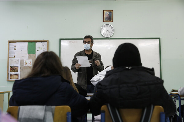 Άνοιξαν Γυμνάσια και Λύκεια: Εικόνες από την επιστροφή με μάσκες, θερμομέτρηση και αντισηπτικά