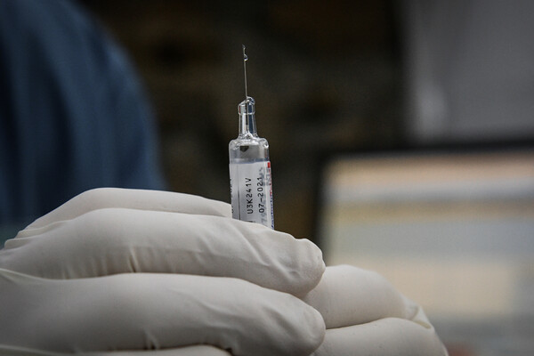 Λινού: Λίγες oι δόσεις του εμβολίου και με καθυστέρηση - Θα εμβολιαστούν μόνο 600.000